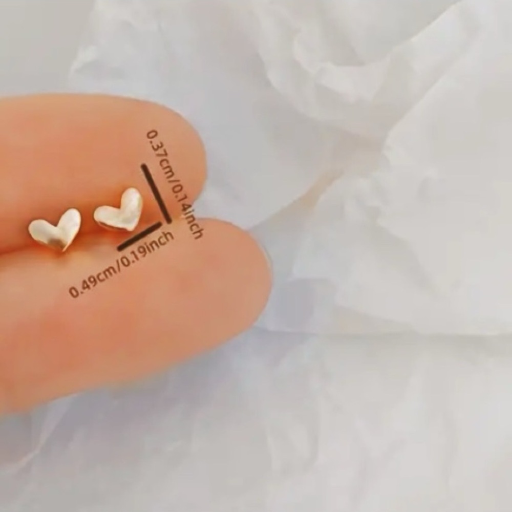 NEW Tiny Heart stud Earrings in Gold color - Minimalist - Boutique - Picture 5 of 6